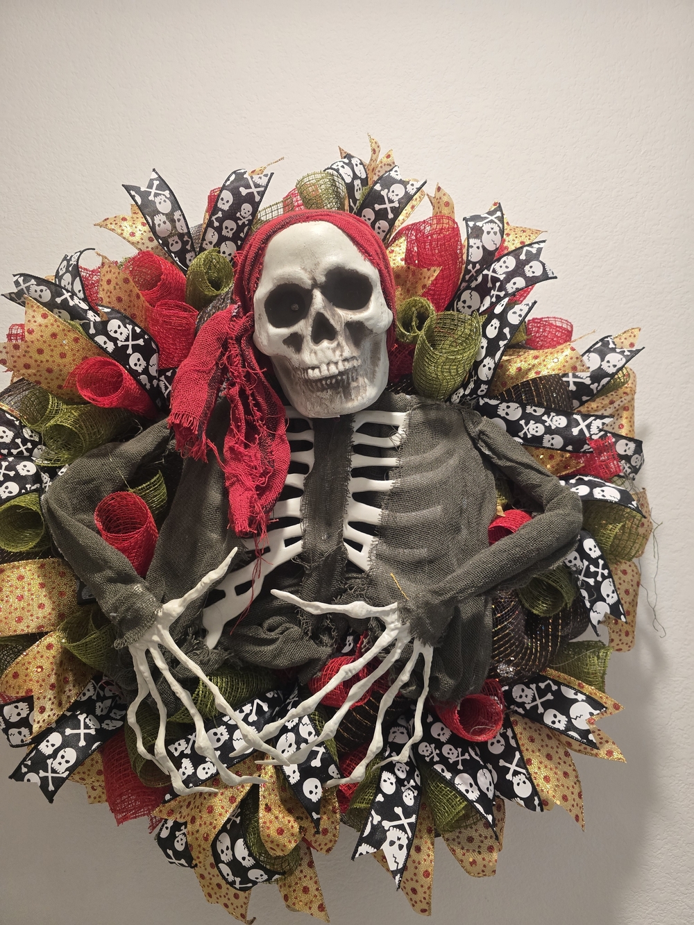 W167 - Skull Pirate Halloween Wreath in Red, Black and Green